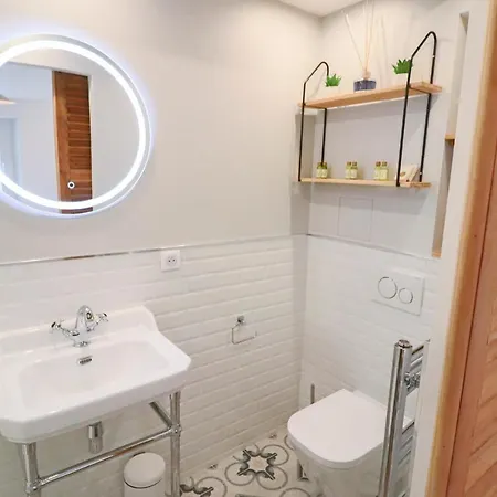 Апартаменты Aubernon Luxurious, Newly Renovated Flat In Heart Of Old Антиб